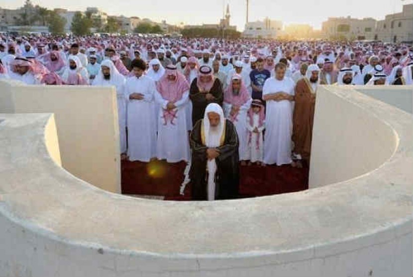 Muslim Arab Saudi saat shalat Idul Fitri