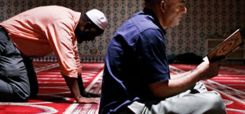Muslim AS shalat di aula ibadah dalam Islamic Center, Kota New York