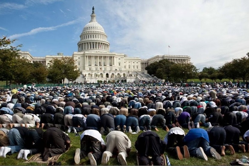 Muslim AS shalat ied di depan Gedung Putih, AS