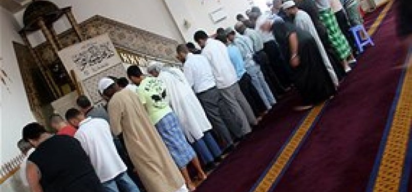 Muslim Australia saat shalat di Masjid Lakemba, Sydney, Australia 