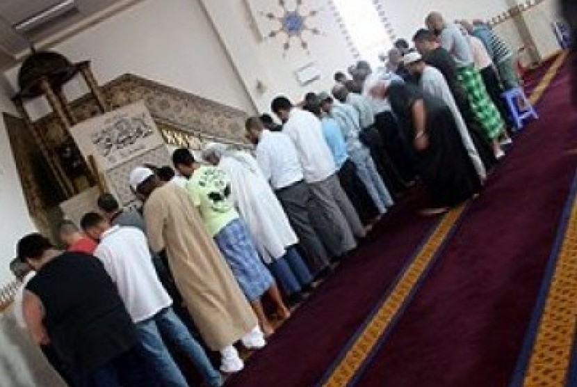 Muslim Australia saat shalat di Masjid Lakemba, Sydney (ilustrasi)