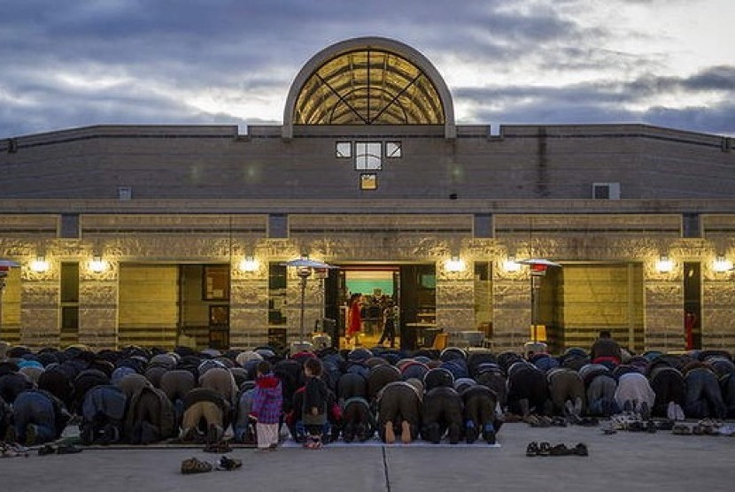 Muslim Australia tengah melaksanakan shalat jamaah di Masjid Canberra.