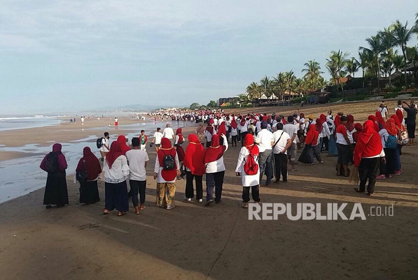 Muslim Bali membersihkan sampah di Pantai Kuta, Bali.