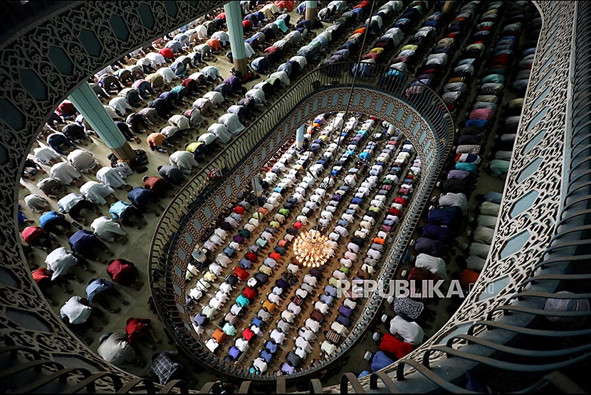 Muslim Bangladesh melaksanakan Shalat Jumat di Masjid Nasional Baitul Mukarram, Dhaka, Bangladesh, Jumat (18/5).