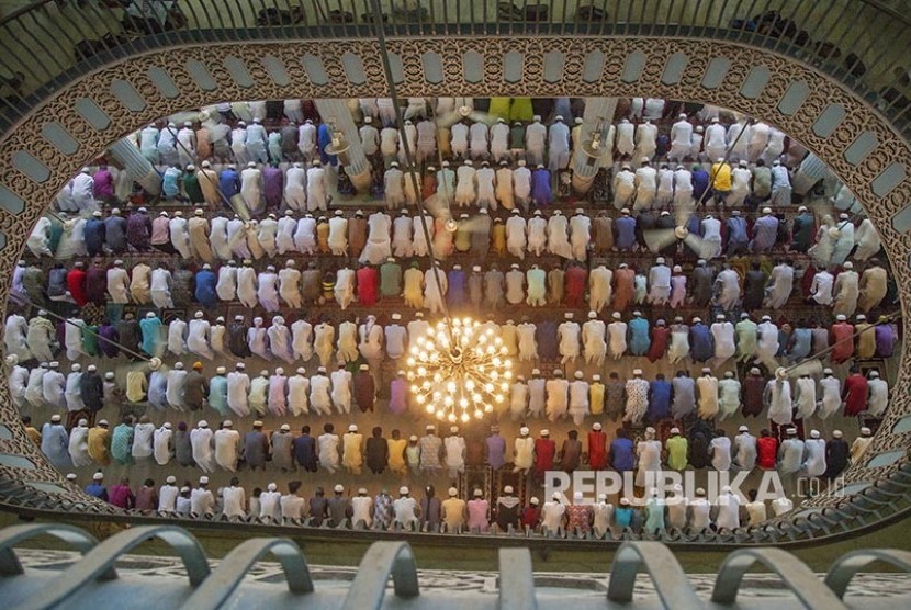 PM Bangladesh Salurkan Bantuan untuk 13 Masjid. Foto: Muslim Bangladesh shalat ied di masjid agung Baitul Mukarram in Dhaka, Bangladesh.