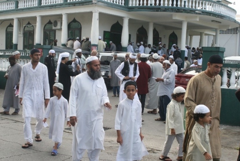Muslim Barbados usai melaksanakan shalat Idul Fitri berjamaah di sebuah masjid.