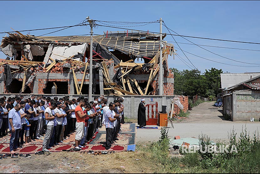 Muslim Beograd shalat Jumat di depan sebuah masjid yang dirubuhkan karena dianggap ilegal di Distrik Zemun Polje, Beograd, Serbia. Populasi muslim di Serbia mencapai 230ribu setara 3,1 persen dari jumlah total penduduk Serbia. 