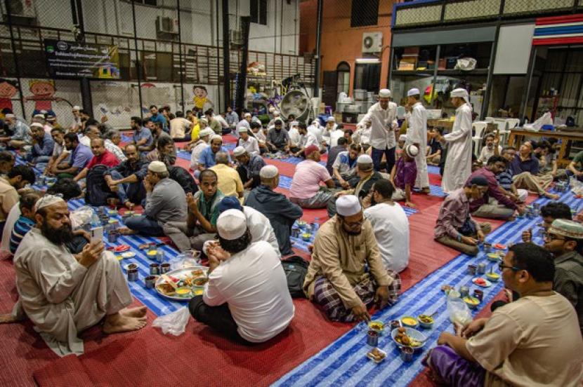 Muslim berbuka puasa di Masjid Haroon di Bangkok pada 12 Maret 2024.