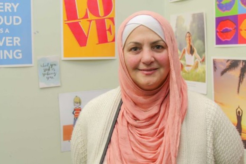 Muslim berdarah Italia di Australia, Rose memberikan konsultasi bagi anak-anak di Minaret College, Melbourne.