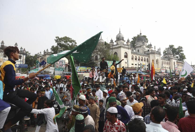 Muslim berpartisipasi dalam prosesi untuk menandai Idul Fitri, peringatan kelahiran Nabi Muhammad, di Hyderabad, India, Selasa, 19 Oktober 2021.