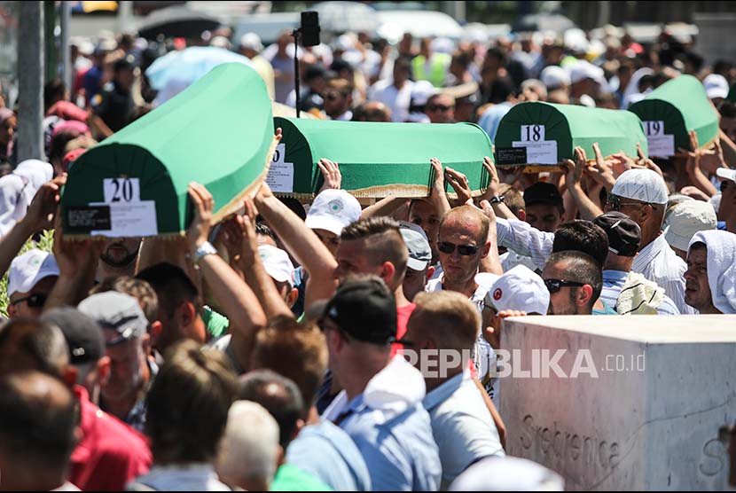 Muslim Bosnia membawa peti berisi sisa jenazah korban pembantaian Srebrenica pada tahun 1995 di Bosnia Herzegovina, Selasa (11/7).