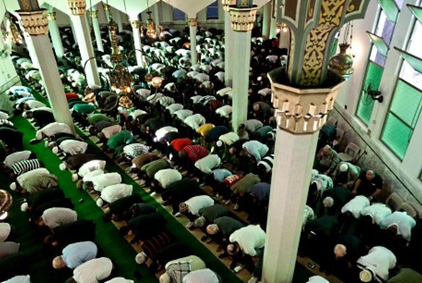 Muslim Brazil saat melaksanakan shalat Idul Fitri di Masjid Brazil (Mosquita Brazil Mosque) di Sao Paulo.