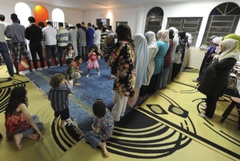  Muslim Brazil saat melaksanakan shalat jamaah di salah satu masjid di Rio de Janeiro.