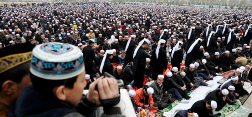 Muslim China menunaikan shalat Idul Adha di Linxia, Provinsi Gansu, China. (ilustrasi) 