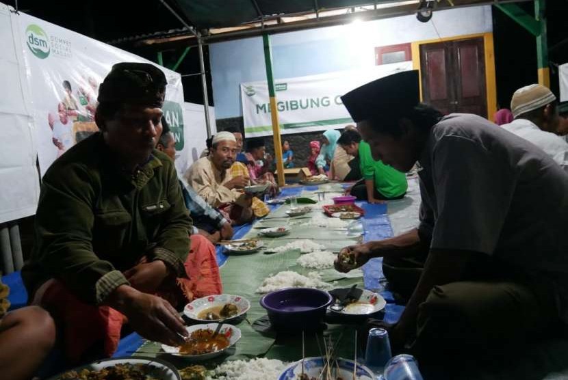 Muslim dan Hindu di Bali megibung kurban, Kamis (23/8) malam di Desa Melaya, Kabupaten Jembrana dalam rangka perayaan Idul Adha. 