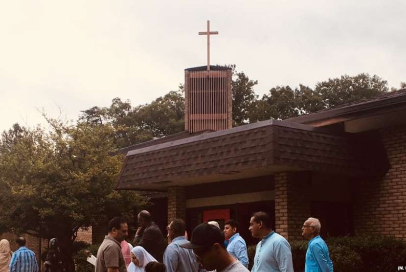 Muslim dari berbagai latar belakang shalat Idul Adha di Gereja Saint Andrews Church di Burke, Virginia, Washington, AS, Selasa (21/8).