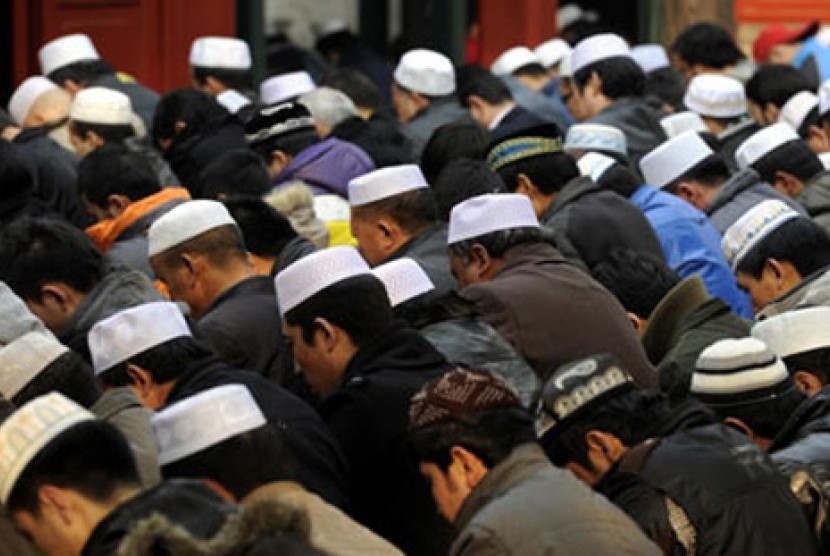 Muslim di Cina saat melaksanakan saat berjamaah.