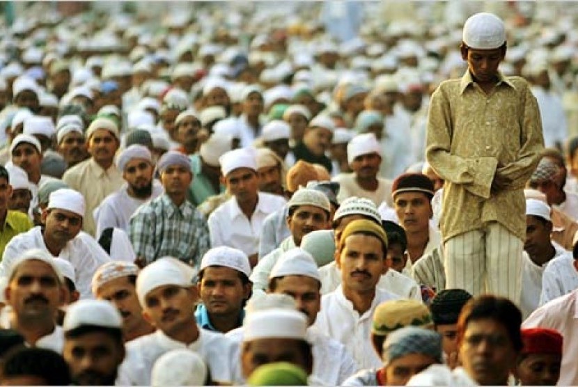 Muslim di India melaksanakan shalat.