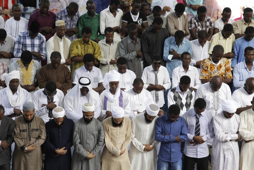 Muslim di Kuba, Amerika Latin,  sedang menjalankan ibadah shalat berjamaah.