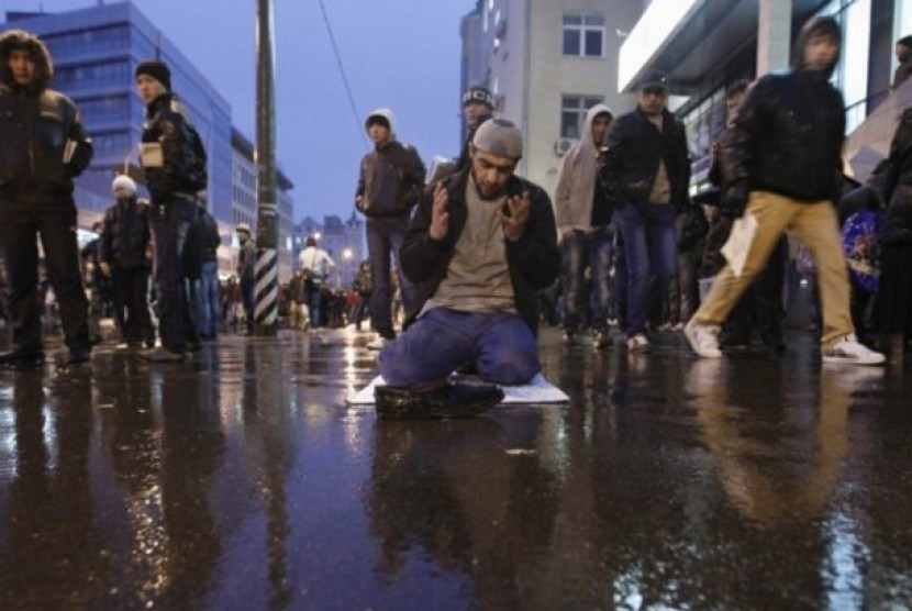 Muslim di Rusia melakukan shalat di trotoal jalanan di Moskow, Rusia.