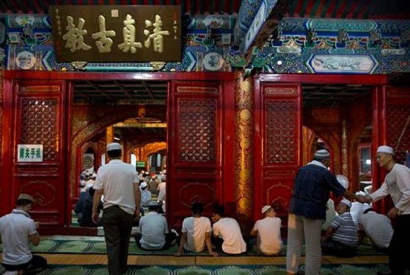Muslim di Xinjiang menjalankan ibadah shalat. Upaya PBB menyelidiki situasi pelanggaran hak asasi di Xinjiang dinilai masih lemah. Ilustrasi.