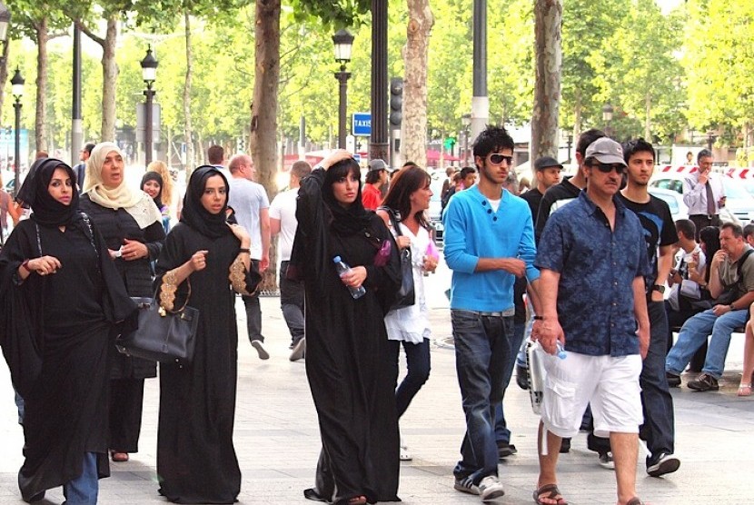 Muslimah Prancis di tengah kerumunan
