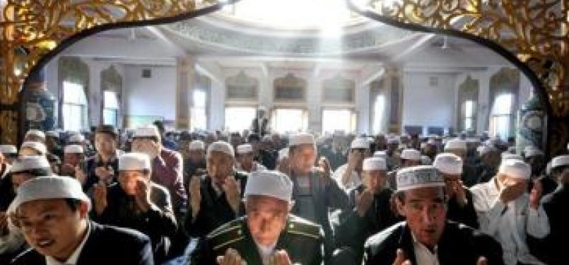 Muslim etnis Hui tengah beribadah