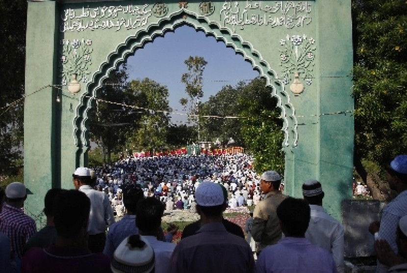 Muslim India melaksanakan shalat Idul Adha (ilustrasi)