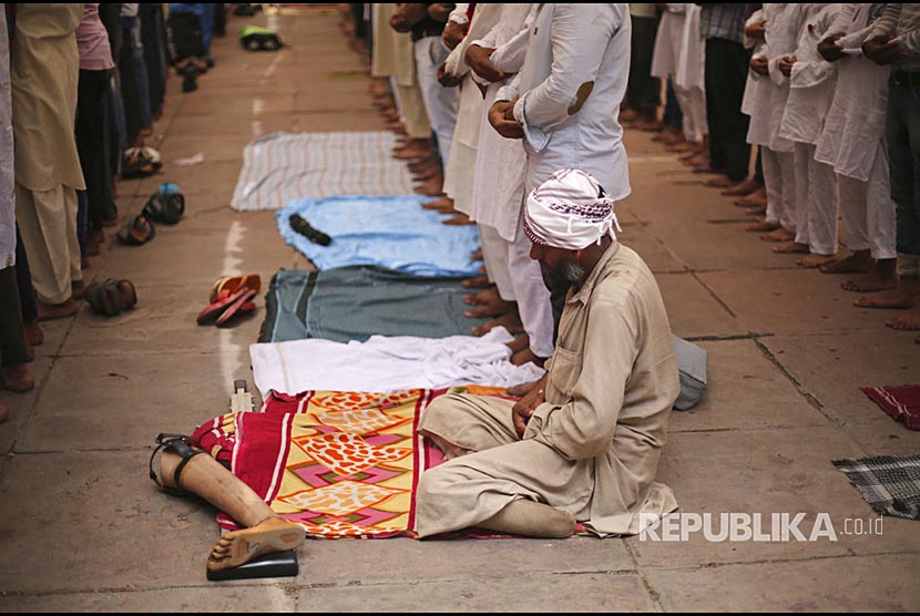 Muslim India melaksanakan Shalat Jumat di sebuah masjid di  New Delhi, India. 