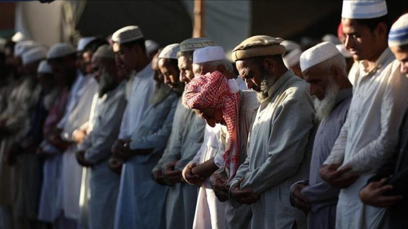 menjadi imam bagi musafir kepada pemukim adalah mustahab. Foto:   Muslim India melakukan shalat berjamaah. (ilustrasi)
