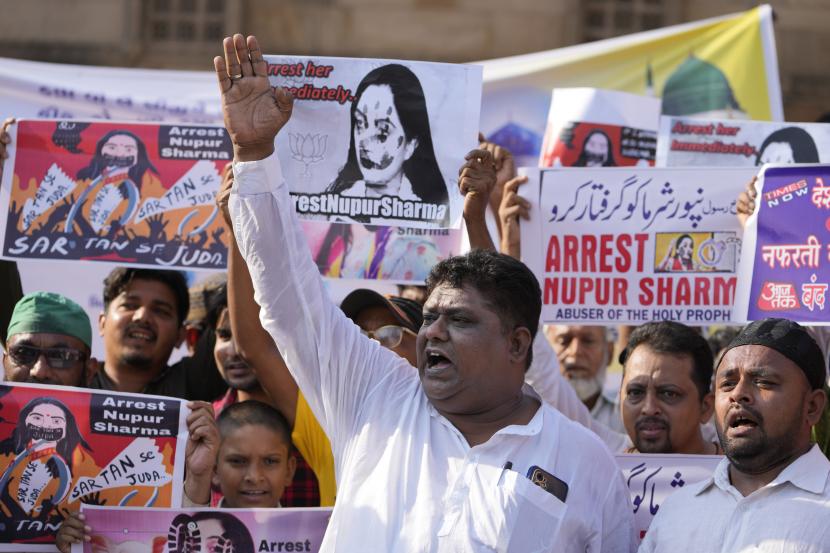 Muslim India memegang plakat menuntut penangkapan Nupur Sharma, juru bicara partai nasionalis Hindu yang berkuasa, ketika mereka bereaksi terhadap referensi menghina Islam dan Nabi Muhammad yang dibuat olehnya selama protes di Ahmedabad, India, Rabu, 8 Juni 2022.