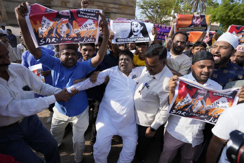 Muslim India memegang plakat menuntut penangkapan Nupur Sharma, juru bicara partai nasionalis Hindu yang berkuasa, ketika mereka bereaksi terhadap referensi menghina Islam dan Nabi Muhammad yang dibuat olehnya selama protes di Ahmedabad, India, Rabu, 8 Juni 2022. Laporan: Youtuber Nasionalis India Targetkan Muslim dan Wanita