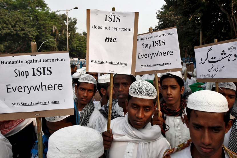 Muslim India menggelar aksi demontrasi menentang ISIS di Kolkata, India, Rabu (18/11). 