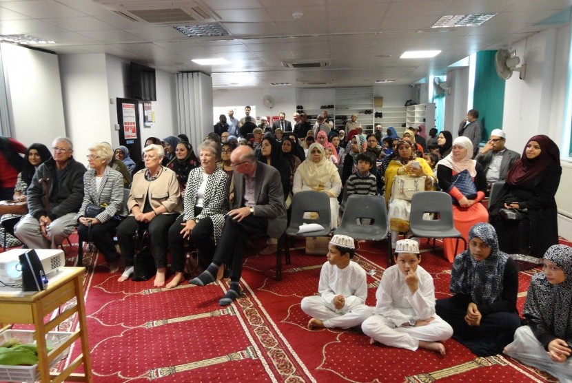 Muslim Inggris berkumpul di Havering Isclamic Culture Center (Ilustrasi)