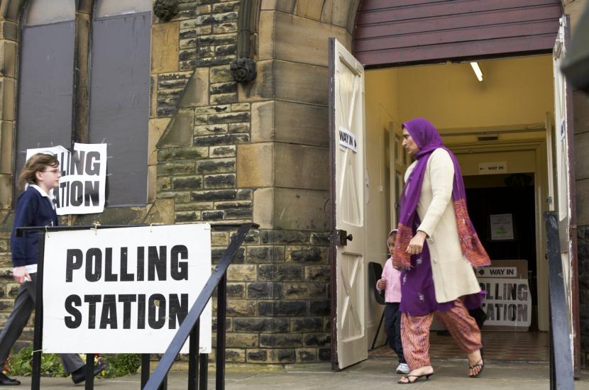 Muslim Inggris ke luar dari ruangan usai mengikuti pemilihan suara dalam Pemilu Inggris.