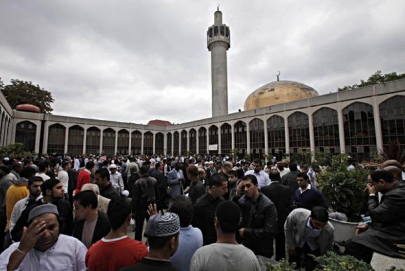 Muslim Inggris usai melakukan shalat Idul Fitri di Central Mosque London.