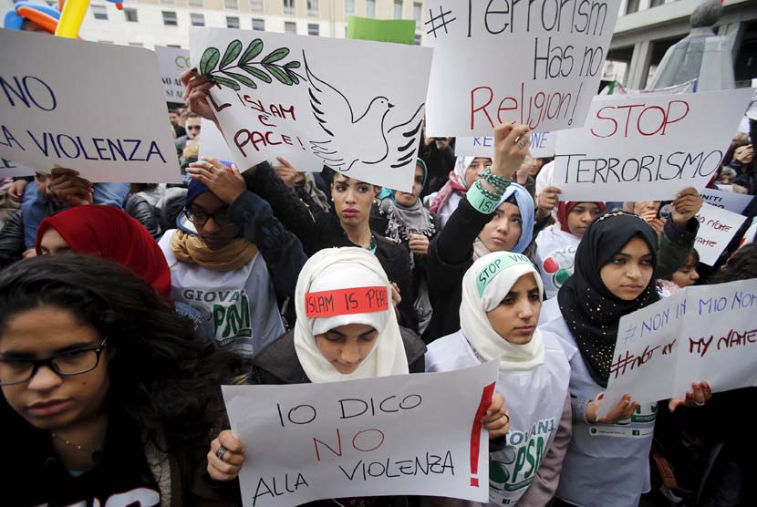 Muslim Italia menggelar demontrasi menentang aksi terorisme atas nama agama di Milan, Italia, Sabtu (21/11).