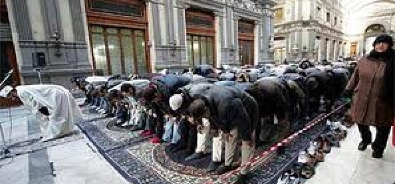 Muslim Italia shalat berjamaah di Kota Naples.