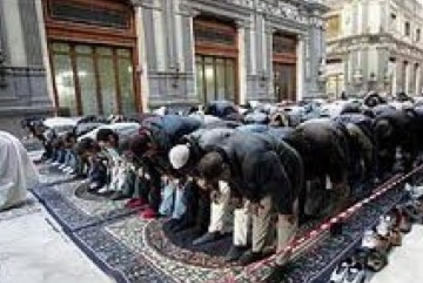 Muslim Italia shalat berjamaah di Kota Naples.