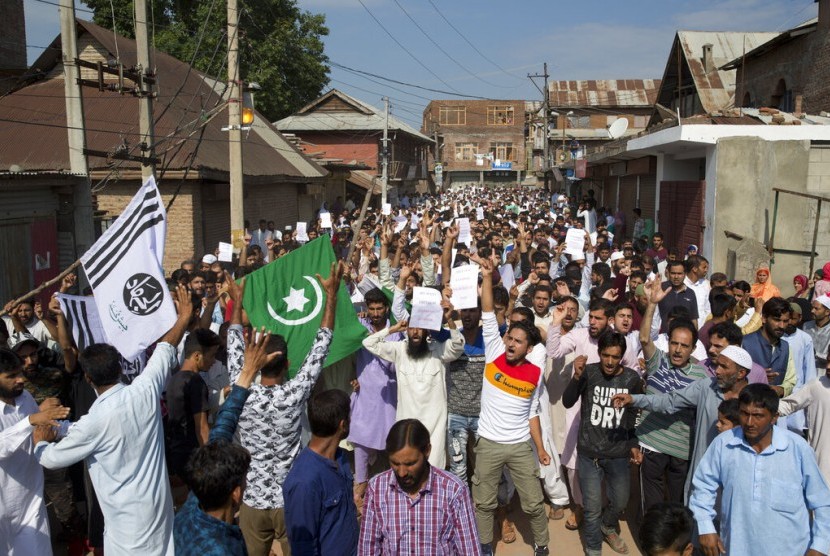 Muslim Kashmir meneriakkan slogan dalam protes usai shalat Idul Adha di Srinagar, Kashmir yang dikuasai India, Senin (12/8).