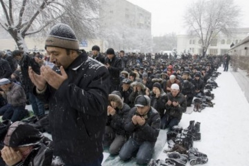 Muslim Kazakhstan saat menjalankan shalat Jumat. 