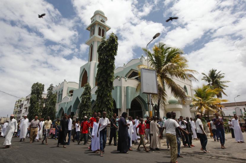 Muslim Kenya meninggalkan masjid usai menunaikan shalat ashar di masjid di Mombasa, Kenya, beberapa waktu lalu.