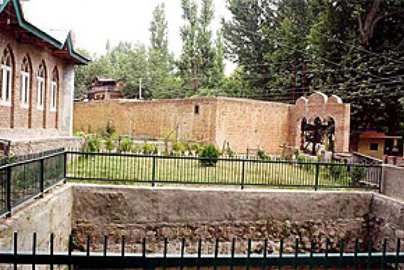 OKI Tolak UU Baru India untuk Kashmir. Foto: Muslim Khasmir yang melindungi Kuil Hindu