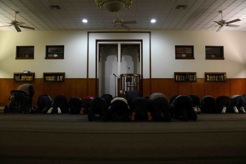 Muslim Kolumbia melaksanakan shalat berjamaah di Islamic Center Kolumbia.