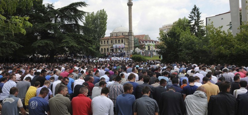 Muslim Kosovo protes minta pemerintah mendirikan masjid yang representatif bagi mereka beribadah