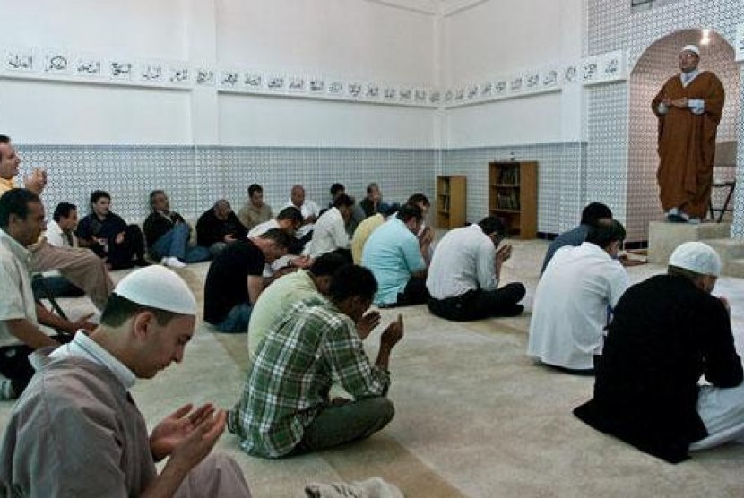 Muslim Kosta Rika usai melaksanakan shalat di Islamic Center Kosta Rika, Calle Blancos, Distrik Guadalupe.