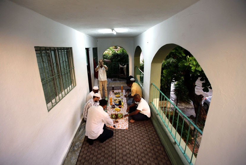    Muslim Kuba berkumpul untuk makan Iftar atau buka puasa bersama di Havana, Cuba, Jumat (3/8).   (Desmond Boylan/Reuters)