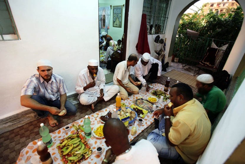    Muslim Kuba berkumpul untuk makan Iftar atau buka puasa bersama di Havana, Cuba, Jumat (3/8).   (Desmond Boylan/Reuters)