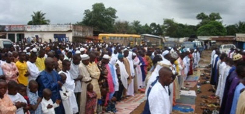 Muslim Liberia tengah melakukan shalat Idul Fitri (ilustrasi).