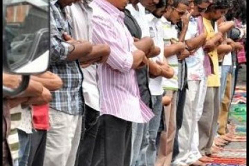 Muslim Maladewa melakukan shalat Ied. Kini, khatib tak lagi bebas berkhutbah.